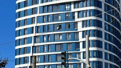 У Львові у висотці жінка мила вікна (ФОТО)
