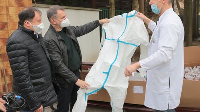 Як на Львівщину передавали захисні костюми для медиків від Фонду Порошенка (ФОТОРЕПОРТАЖ)