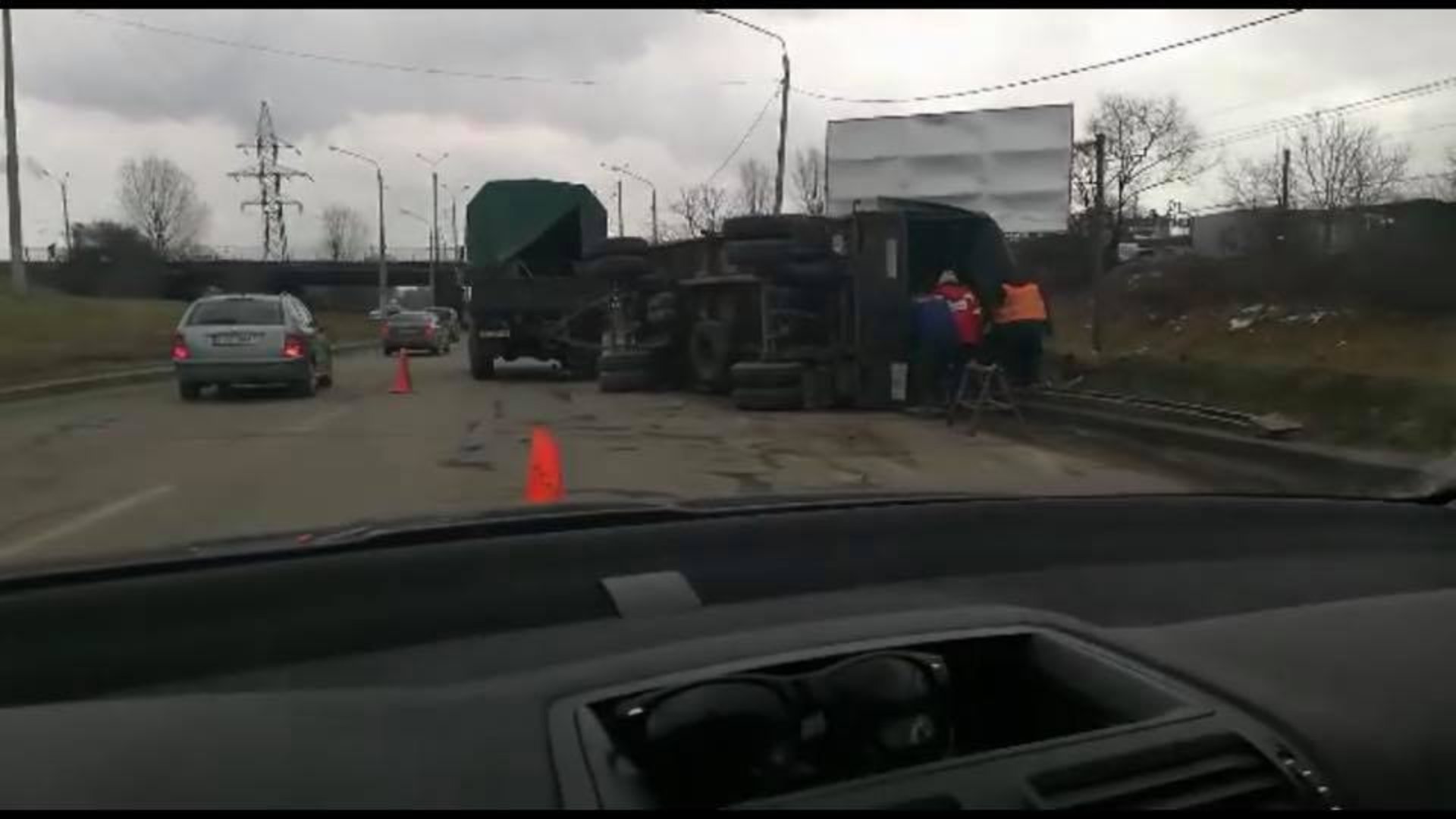 У Львові "ліг" автомобіль