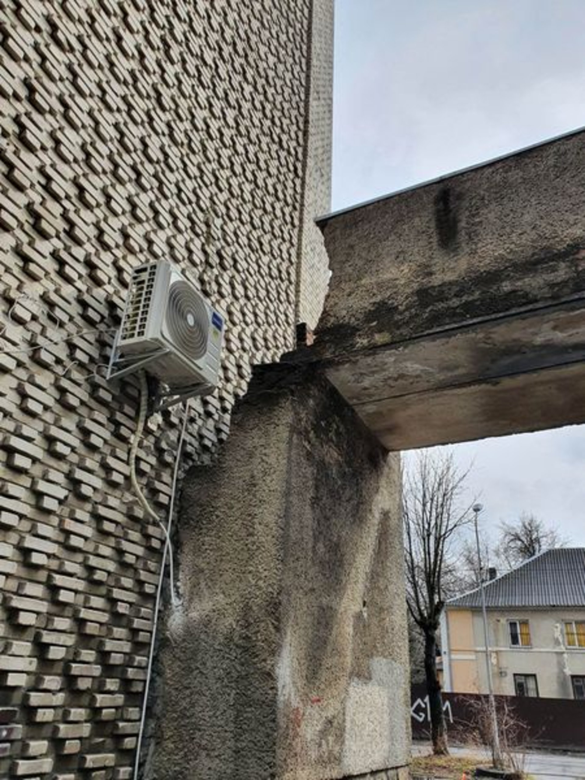 У Львові відмовились ремонтувати ями на вулиці Джерельній, фото ГЛМЛ