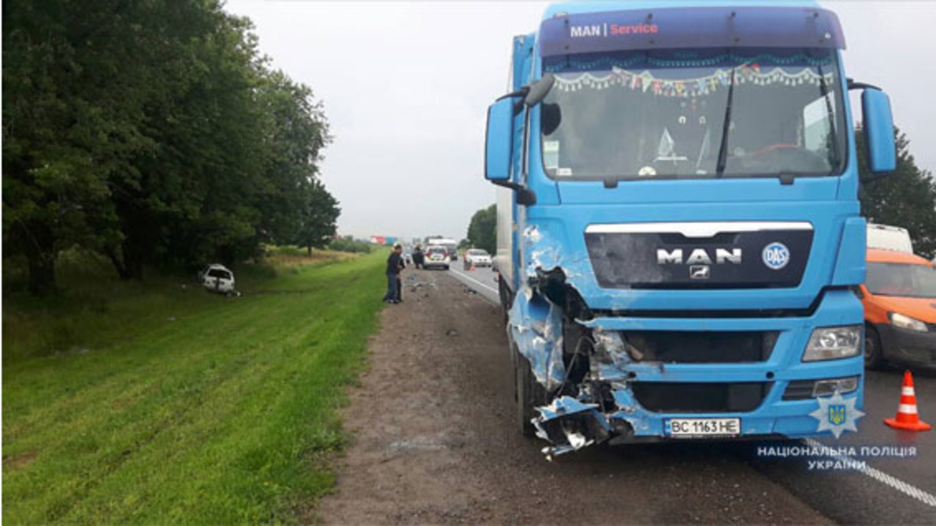Неподалік Львова зіткнулися легковик та вантажівка