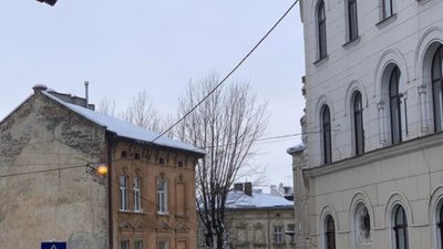 У центрі Львова вдень світять ліхтарі (ФОТО, ВІДЕО)