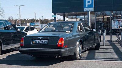 У Польщі на парковці біля Biedronka засікли рідкісний  Bentley Continental з львівськими номерами (ФОТО)