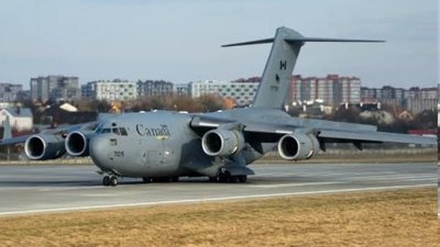 У Львові приземлився військовий літак з Канади (ФОТО)