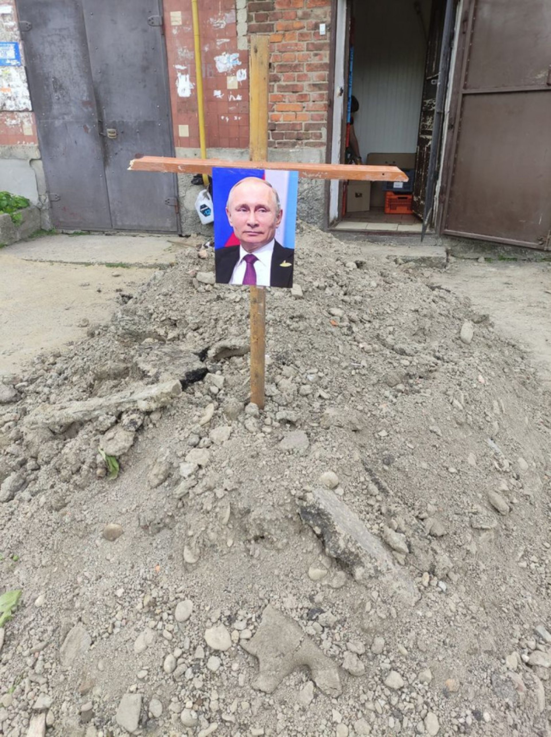 У Червонограді на Львівщині з'явився хрест з портретом Путіна, фото Депо.Львів