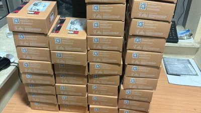 На Львівщину хотіли ввезти пальто, шапки і худі від ARMANI