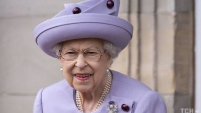 У гарному пальті та з дивною тростиною: королева Єлизавета II з'явилася на заході в Шотландії (ФОТО)
