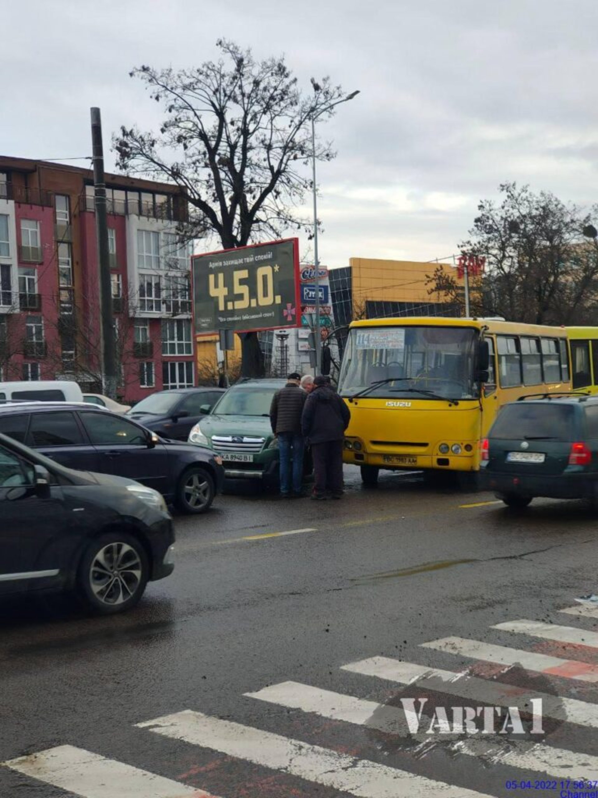 У Львові маршрутка не розминулась із автомобілем, фото Варта-1
