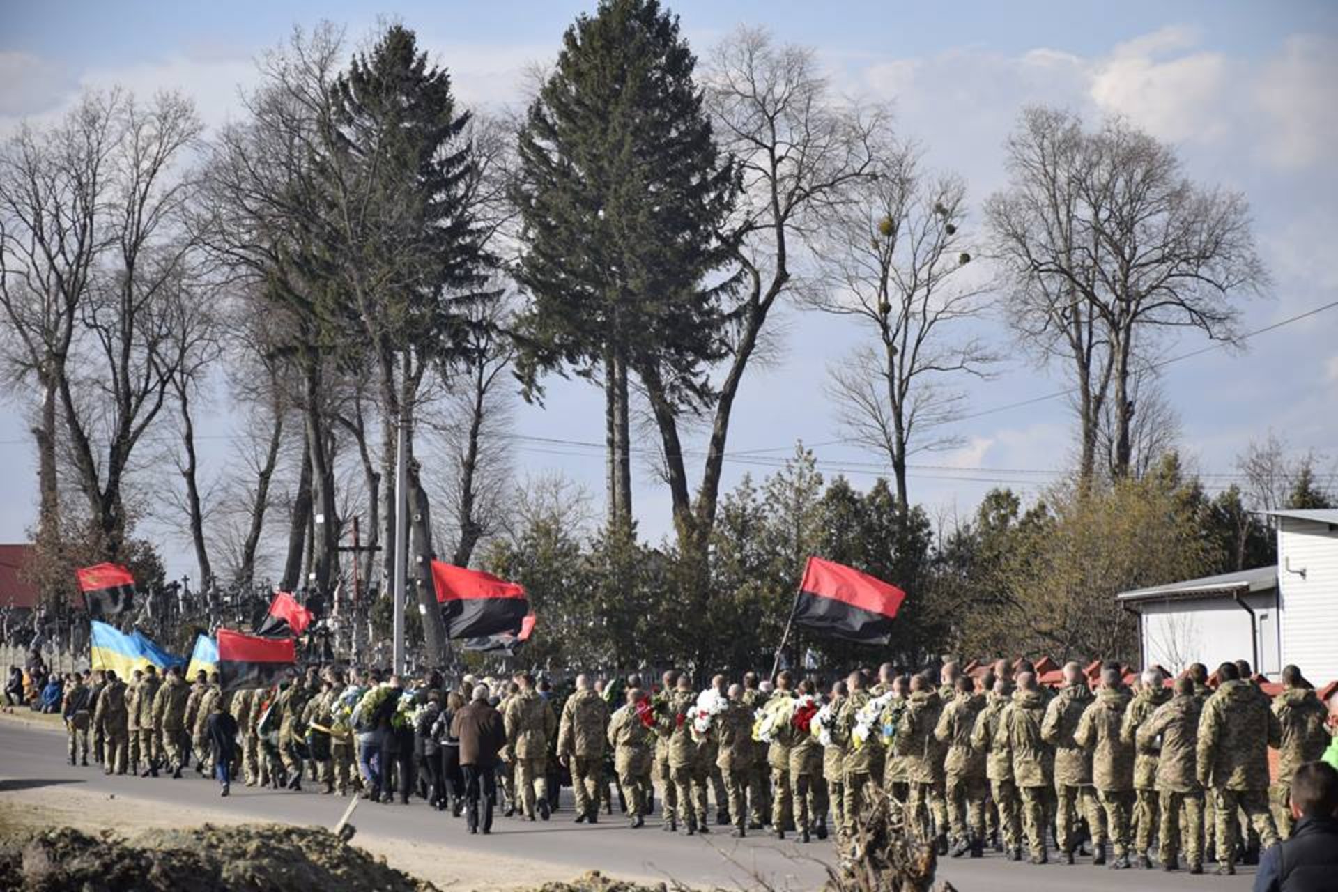 Як на Львівщині тисячі людей провели в останню путь Героя України. Фото: Яворівська РДА.