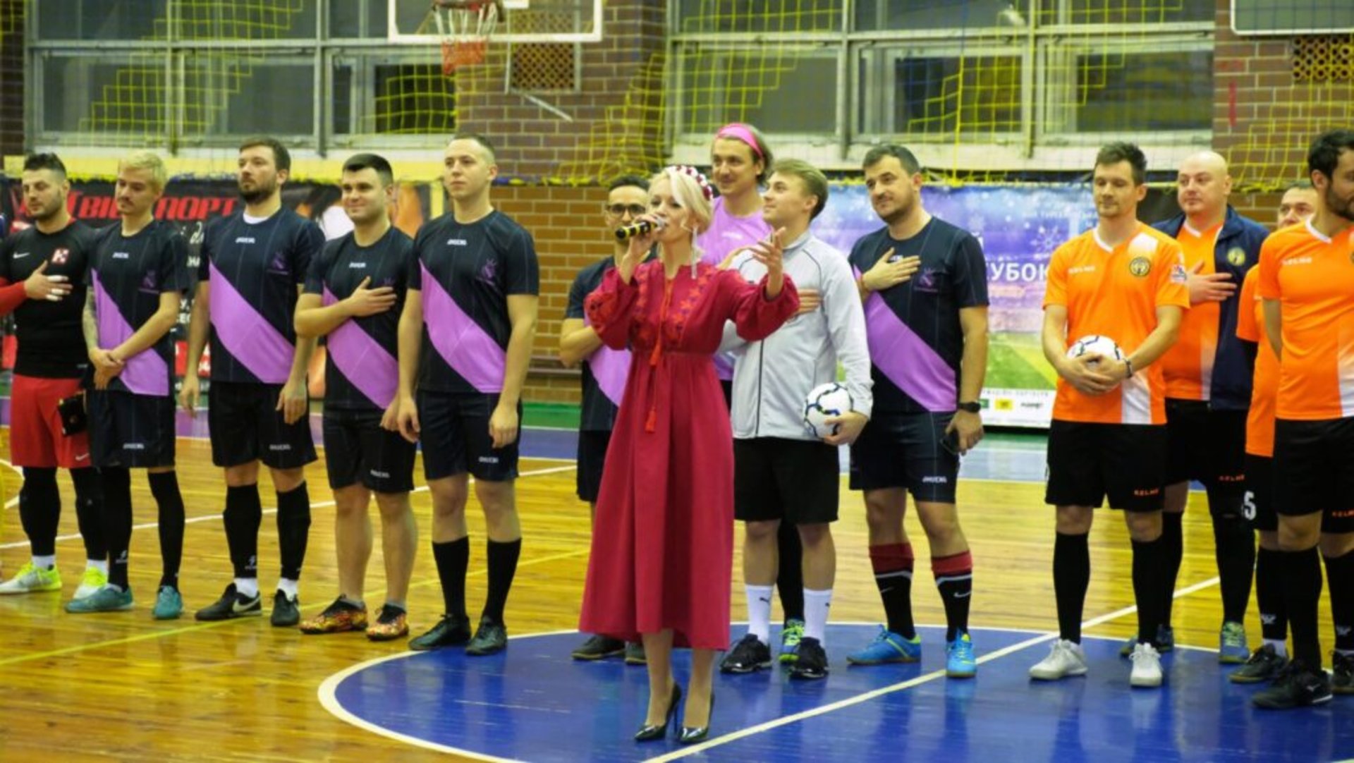 У Києві легенди футболу, журналісти, будівельники та артисти подарували дітям-переселенцям свято