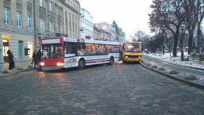 У центрі Львова не розминулись маршрутки (ФОТО)
