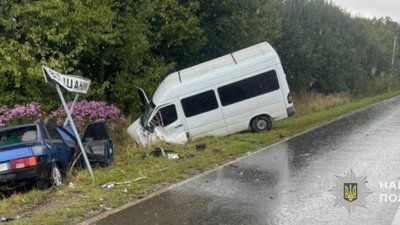 На Львівщині 24-річний водій Mersedes-Benz 313 CDI влетів у ВАЗ 21099