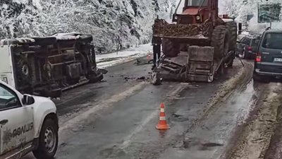 У Львівській області внаслідок ДТП перекинувся бус (ВІДЕО)