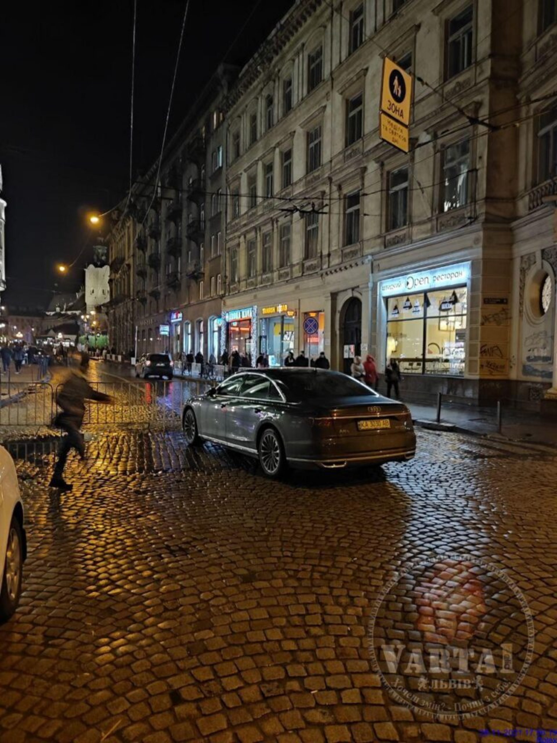 У центрі Львова водій залишив автомобіль, фото Варта-1