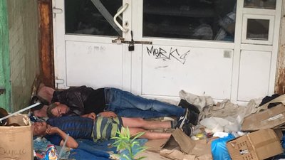 У центрі Львова безхатьки облаштували нічліжку у підземному переході (ФОТО)