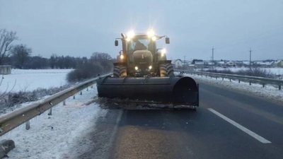 Дороги Львівщини впродовж ночі 14 грудня очищували понад 100 спецмашин