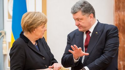 Порошенко обговорив із Меркель загострення на Донбасі та звільнення заручників