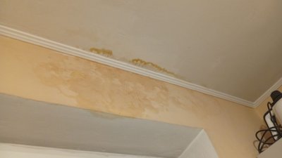 У Львові через комунальників затоплює квартиру (ФОТО)