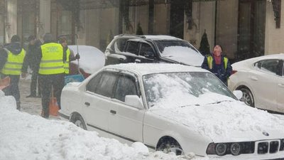 У Львові снігом понівечило автомобіль BMW (ФОТО)
