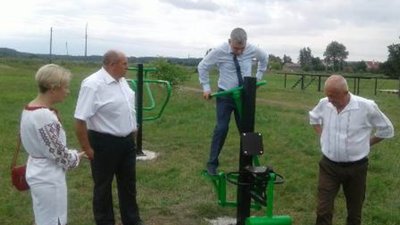 У селі Сасів на Золочівщині запрацював спортмайданчик з тренажерним обладнанням