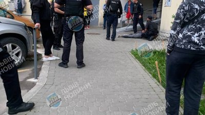 У Львові непроханий гість із ножем ходив по квартирах