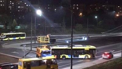 Якісний ремонт: у Львові на Хуторівці зупинився тролейбус (ФОТО)