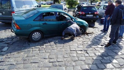У Садового не спішать ліквідувати провалля біля вокзалу