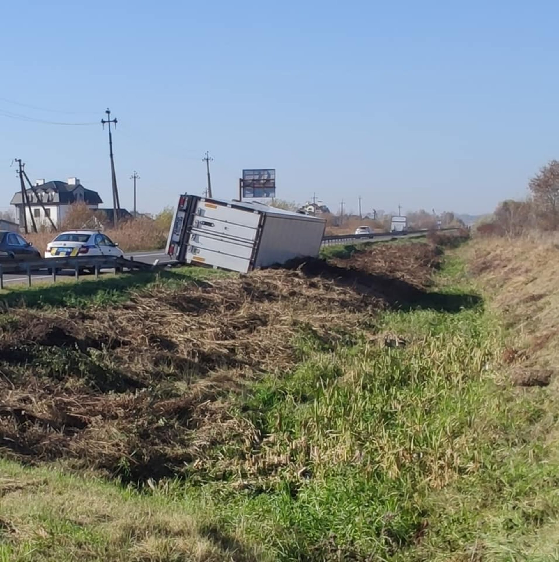 На Львівщині перекинулась вантажівка