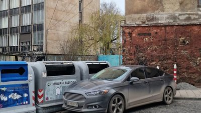 У Львові автомобіль викинули на смітник