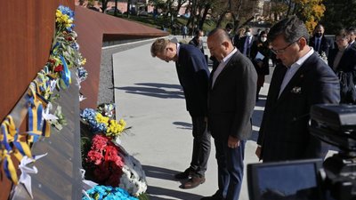 Міністр закордонних справ Турецької Республіки вшанував Героїв Небесної Сотні у Львові (ФОТО)