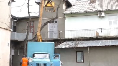У Бродах двоє комунальників впали з вишки під час обрізання дерев (ВІДЕО)