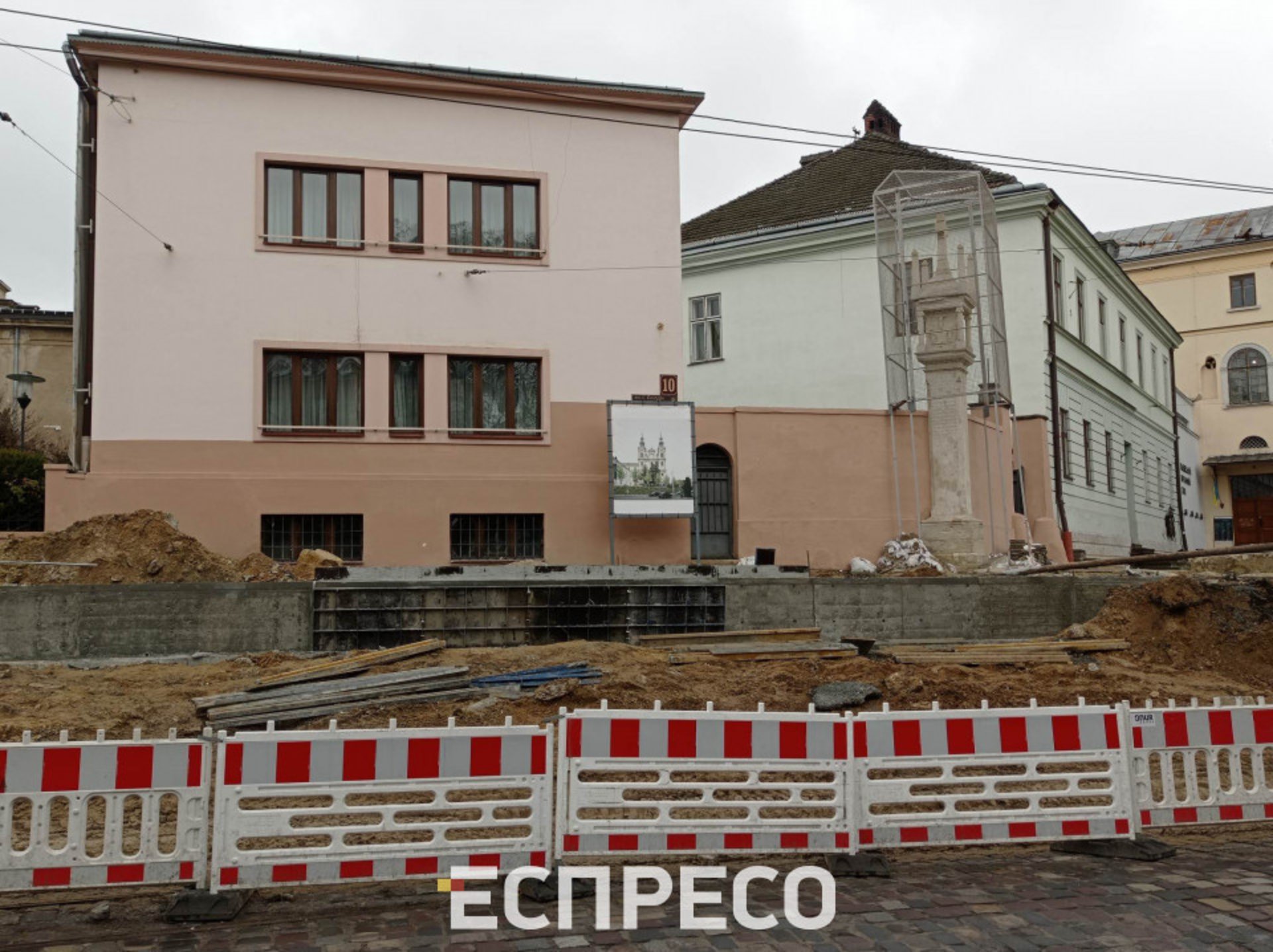 У Львові на вулиці Бандери майже повністю встановили нову підпірну стінку