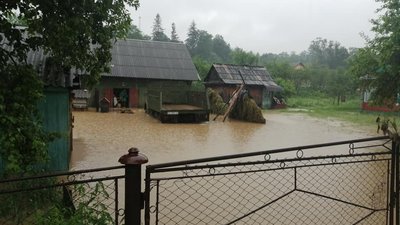 Івано-Франківська та Чернівецька області потерпають від повені