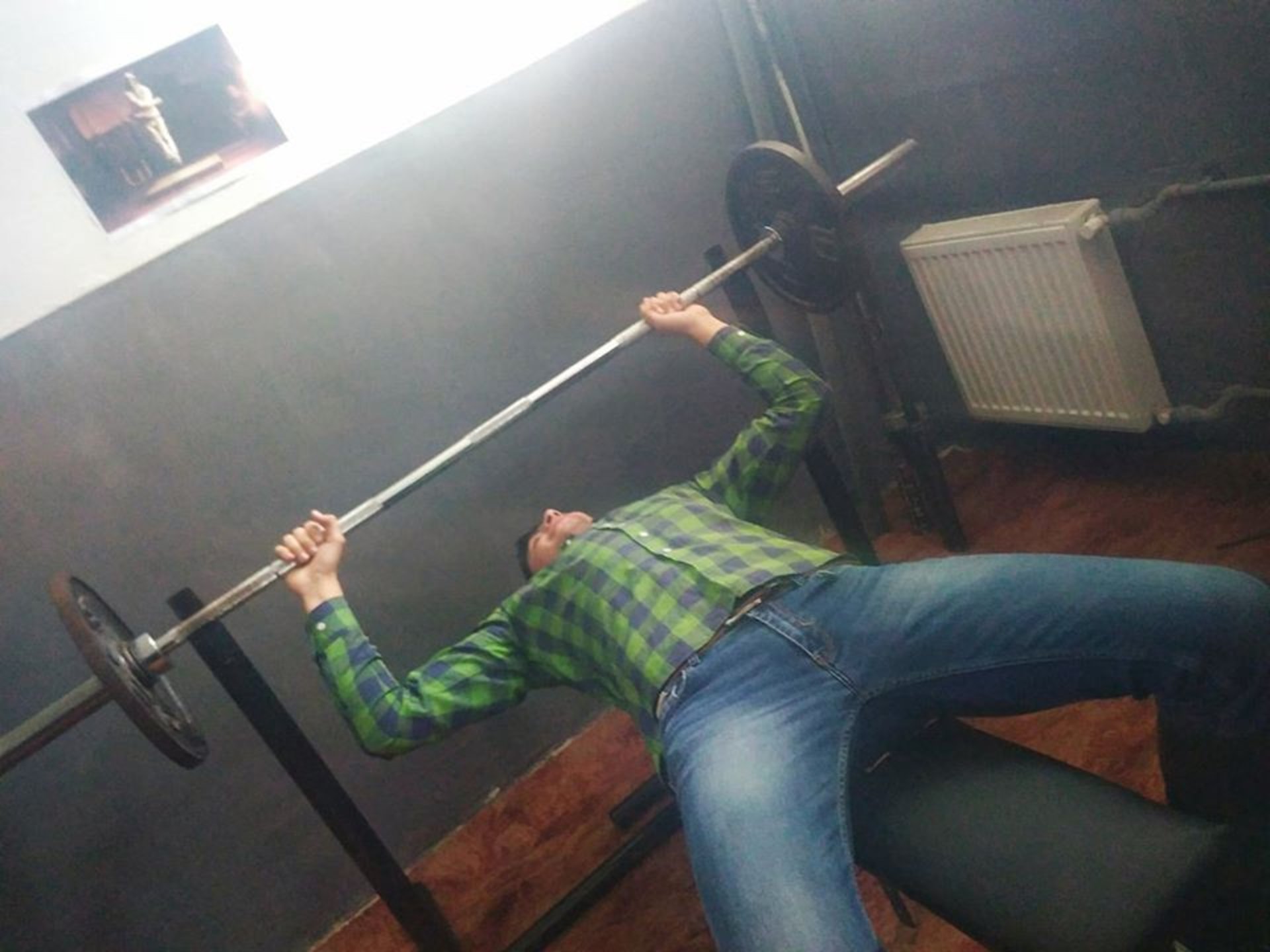 Юрій Турчин займається у тренажерному класі школи