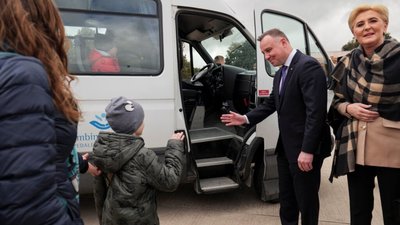 Президент Польщі супроводжував до Італії онкохворих дітей з України