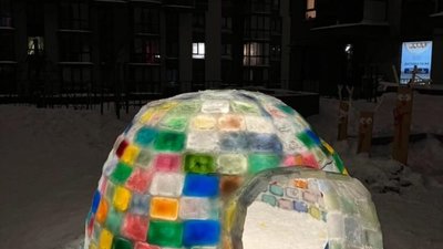 У Львові встановили кольорове іглу