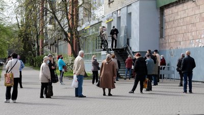 Львів'яни годинами простоюють у чергах до банків (ФОТОРЕПОРТАЖ)