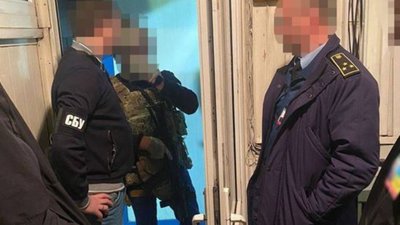 Вимагали хабарі за безперешкодне митне оформлення товарів – викрито двох інспекторів Львівської митниці (ФОТО)