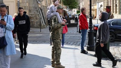 У Львові неповнолітні діти, батьки яких загинули на війні чи отримали інвалідність 1-ї групи, отримуватимуть від міста 50 тис грн