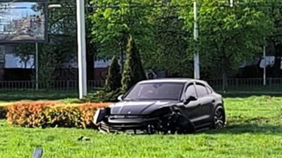 У Львові автомобіль вилетів на кільце (ВІДЕО)