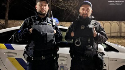 У Львові у парку жінка напилась поруч із дитиною у колясці
