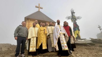 На горі Петрос встановили капличку