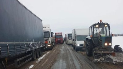 На кордоні з Польщею через снігопад утворилися значні затори (ФОТО)