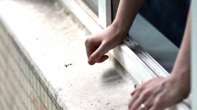 У Новояворівську чоловік випав з вікна багатоповерхівки