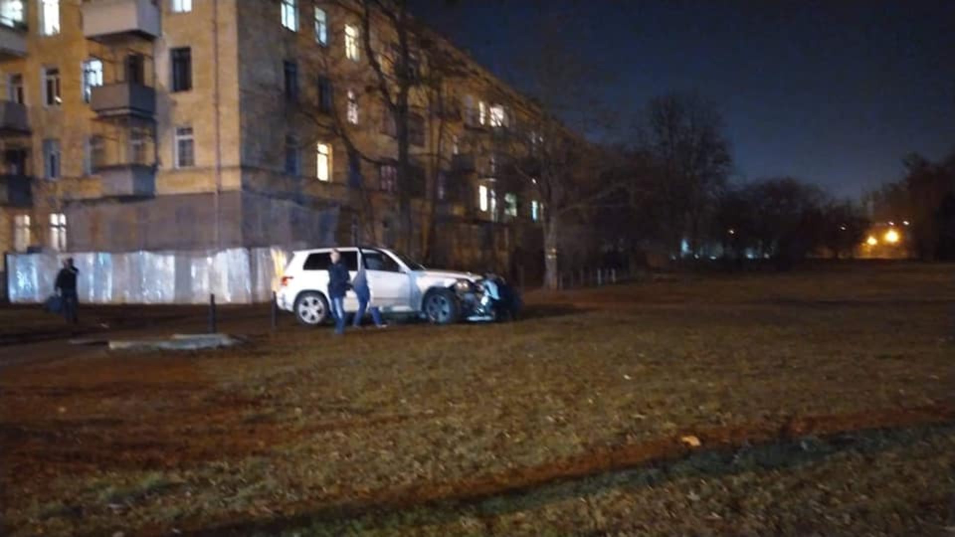 У Львові автомобіль протаранив стовп. Фото Варта-1