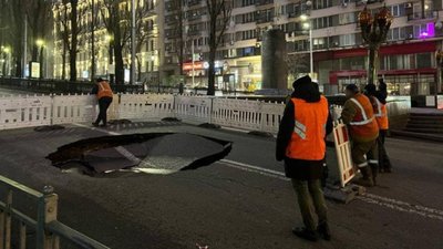 Як у центрі Києва провалилась дорога (ФОТО)