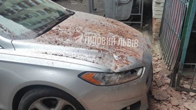 У Львові на припаркований автомобіль впала плитка (ФОТО)
