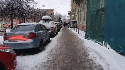 У центрі Львова біля театру облаштували паркінг (ФОТО)