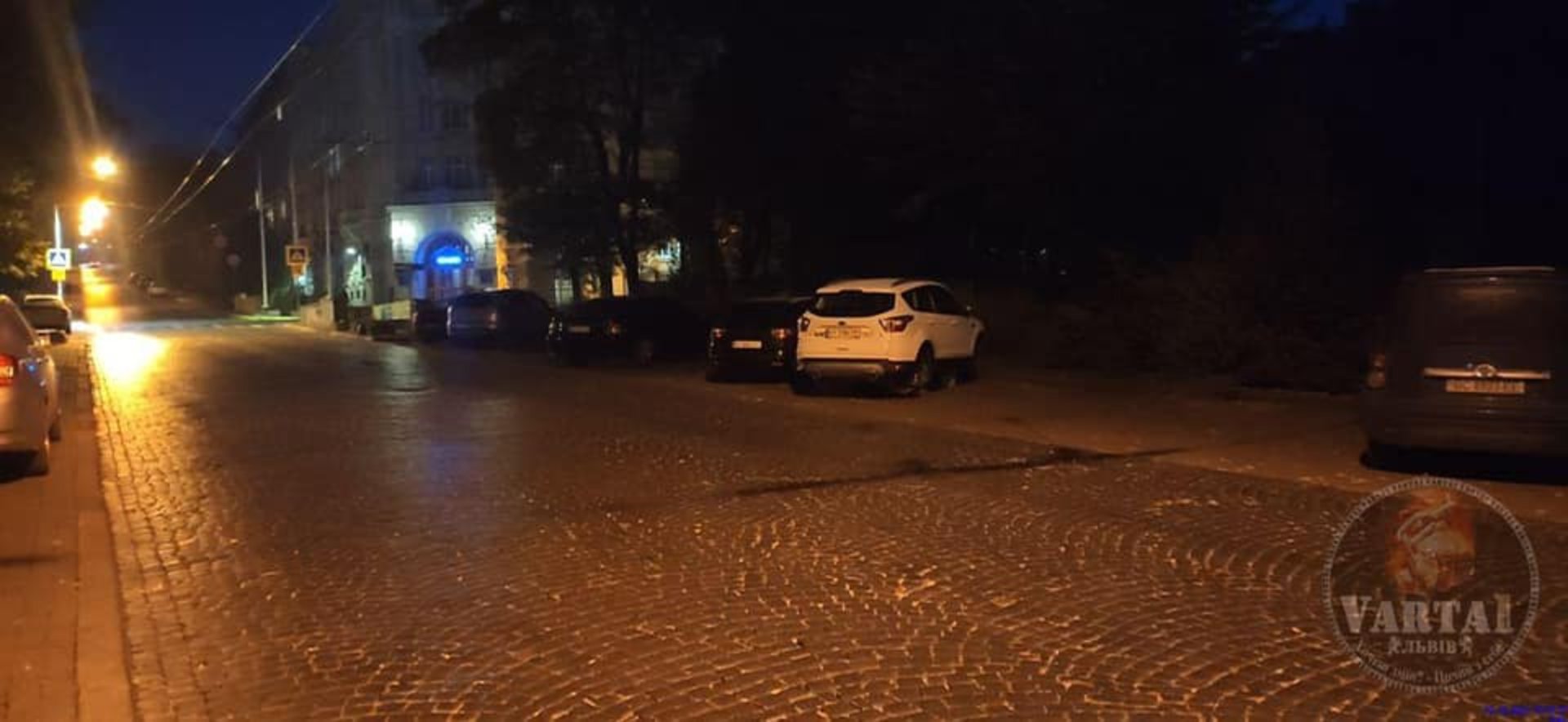 У центрі Львова із автомобіля зняли чотири колеса, фото Ігор Зінкевич
