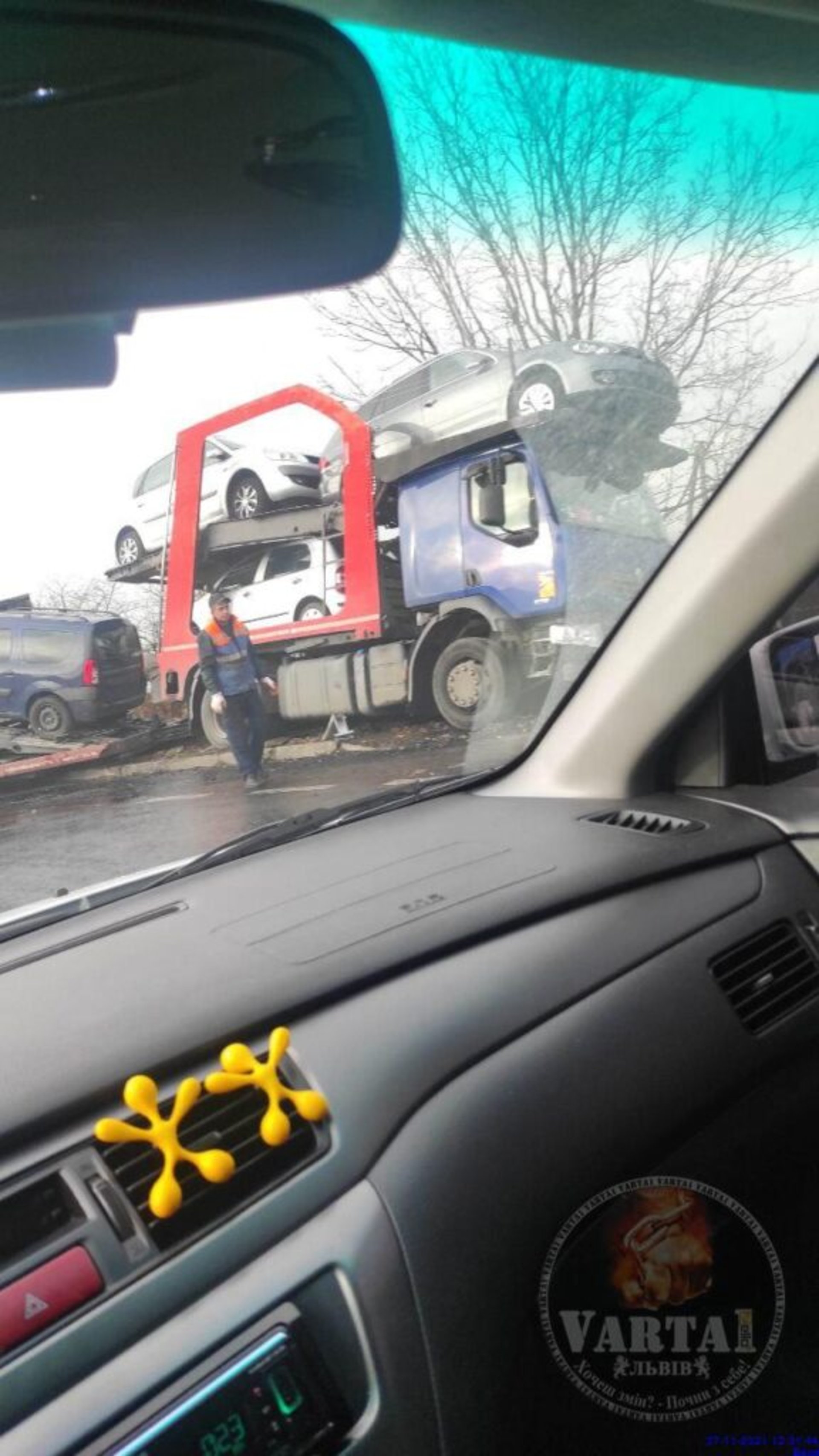 На Львівщині вантажівка із автомобілями злетіла з траси, фото Варта-1